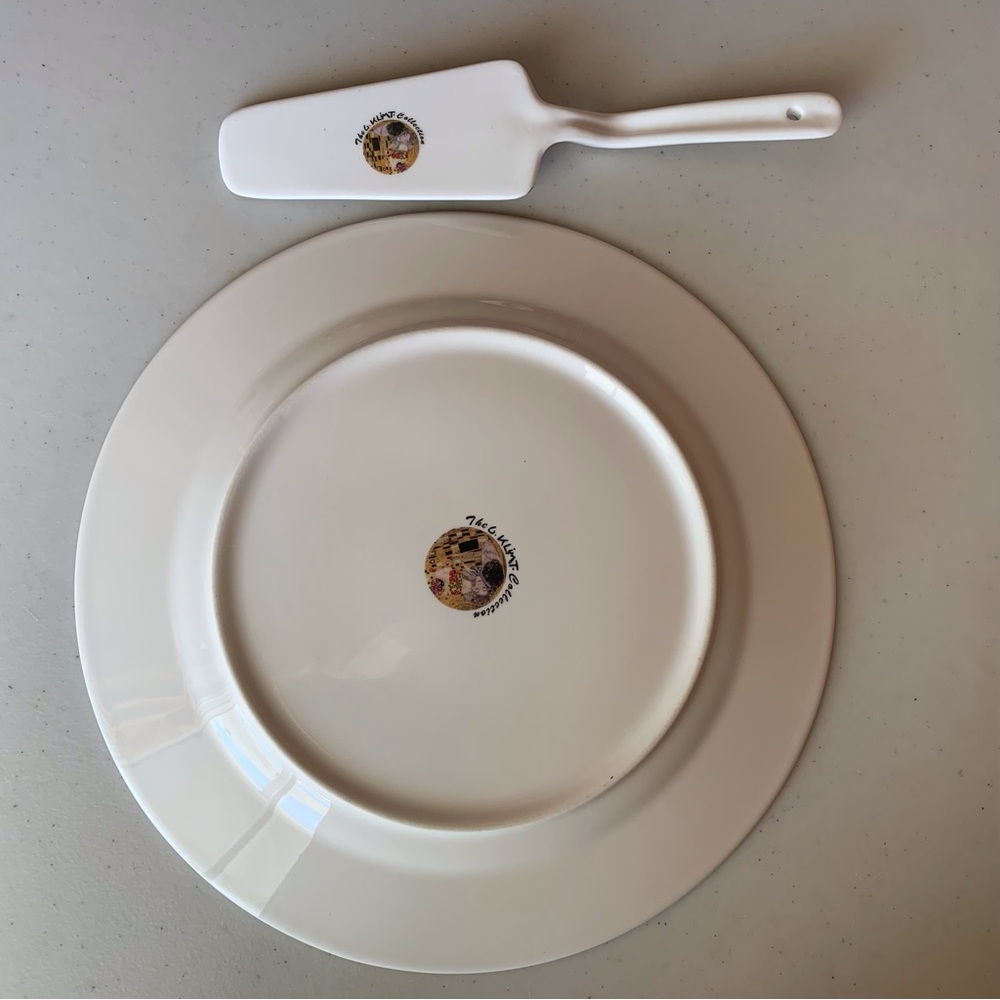 The Gustave Klimpt Collection “The Kiss” Porcelain 10.5” Serving Plate & Spatula - Picture 7 of 9
